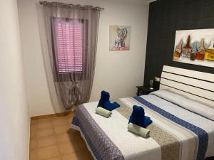 コラレホにあるCasa Moraniのベッドルーム1室(青い枕付きのベッド2台付)