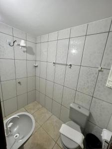een badkamer met een toilet en een wastafel bij Villa Brilho do Sol in Jericoacoara