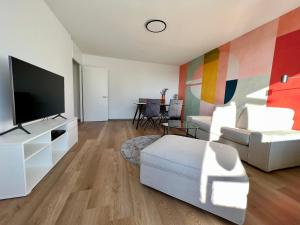 uma sala de estar com uma televisão e um sofá em Apartment Popular em Dornbirn