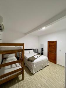um quarto com uma cama e um beliche em Villa Brilho do Sol em Jericoacoara