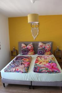 un letto con due cuscini sopra in una stanza di Holiday Apartment 4you a Butgenbach