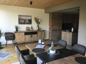 - un salon avec une table et des chaises dans l'établissement Holiday Apartment 4you, à Butgenbach