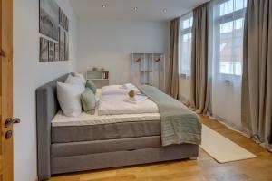 Gulta vai gultas numurā naktsmītnē Kaza Guesthouse, centrally located 2 & 3 bedroom Apartments in Augsburg
