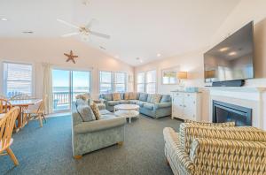 un salon avec un canapé et une cheminée dans l'établissement Carolina Sunshine, à Nags Head