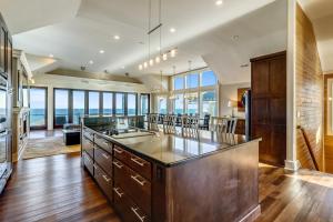 - une cuisine avec un grand îlot et un comptoir dans l'établissement Good Karma Retreat, à Nags Head