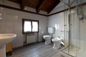 y baño con 2 aseos, ducha y lavamanos. en My home in Venice, en Mestre