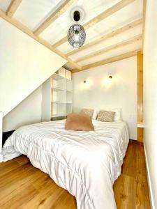 Ein Bett oder Betten in einem Zimmer der Unterkunft L'Ours Blanc