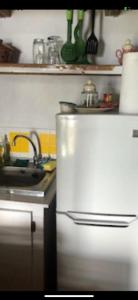 uma cozinha com um frigorífico branco e um fogão em Ginger Lodge Cottage, Peters Rock, Woodford PO St Andrew, Jamaica - this property is not in Jacks Hill em Jacks Hill