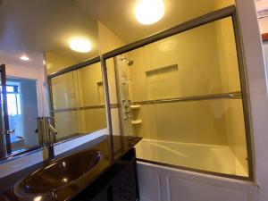 een badkamer met een wastafel en een grote spiegel bij Universal Studios 2 Mile Retreat in Los Angeles