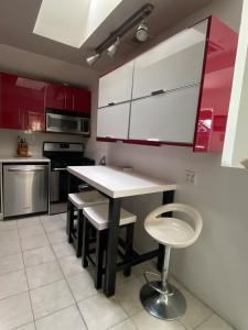 a kitchen with red cabinets and a white counter top at Universal Studios 2 Mile Retreat in Los Angeles