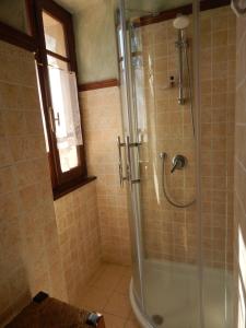 a bathroom with a shower with a glass door at Agriturismo Fonte Magria in Abbadia San Salvatore