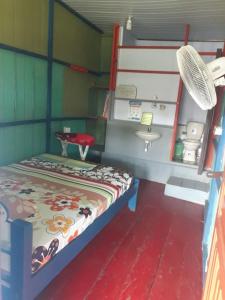 Habitación pequeña con cama en una casa en Hostal tachiwa, en Puerto Nariño
