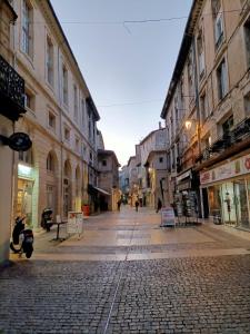 una calle adoquinada en una ciudad con edificios en T2-Avignon - centre historique, en Aviñón