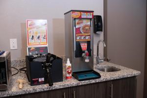 een aanrecht met een popcornmachine en een wastafel bij AmericInn by Wyndham Madison WI in Madison