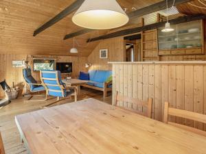 ein Wohnzimmer mit einem Tisch und Stühlen in der Unterkunft 4 person holiday home in Martofte in Martofte