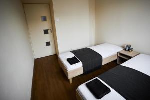 mały pokój z 2 łóżkami i szafą w obiekcie Grójecka Apartament w Warszawie