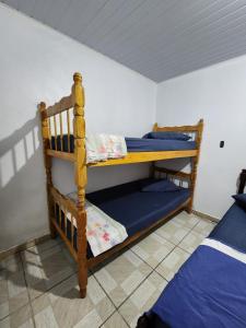 1 dormitorio con 2 literas en una habitación en Mar Azul, en Penha