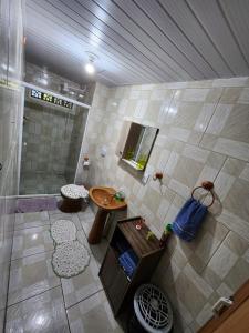 vistas a un baño con ducha en Mar Azul, en Penha
