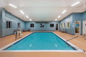 a swimming pool in a room with blue walls at Holiday Inn Express Cleveland - Vermilion, an IHG Hotel in Vermilion