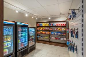 a grocery store aisle with drinks and food at Holiday Inn Express Cleveland - Vermilion, an IHG Hotel in Vermilion