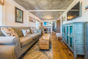 un salon avec un canapé et une table dans l'établissement Deja Blue, à Kill Devil Hills
