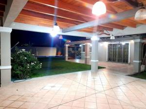 un hall vide d'un immeuble avec plafond dans l'établissement Casa El Encuentro, à La Cieneguita