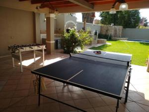 - une table de ping-pong sur une terrasse avec barbecue dans l'établissement Casa El Encuentro, à La Cieneguita