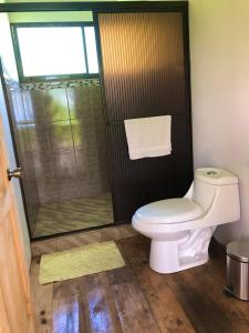 een badkamer met een toilet en een glazen douche bij Rancho Huacatay in Monteverde Costa Rica