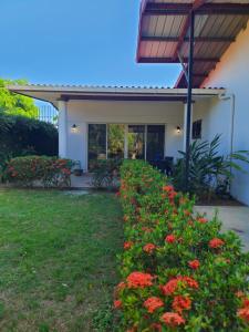 una casa con un ramo de flores en el patio en Guest House with Shared Pool Access, en David