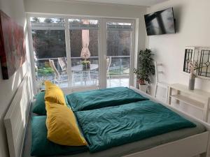 Bett in einem Zimmer mit Fenster in der Unterkunft Strandhaus Nordseebrandung Fewo A2.5 in Cuxhaven