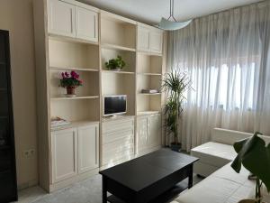 TV a/nebo společenská místnost v ubytování ATICO TRIANA CON PISCINA PRIVADA