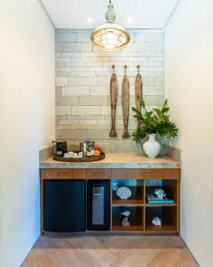 a counter in a room with a shelf and a wall at Camurim Grande Pousada & SPA - Jantar Incluído in Maragogi