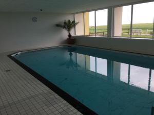 ein großer Pool in einem Gebäude in der Unterkunft Am Sahlenburger Strand - Wohnung 4 in Cuxhaven