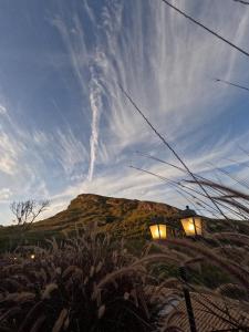 Recanto Serra do Trovão في أورو بريتو: منزل يجلس على قمة تلة مع أضواء