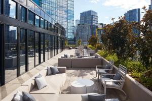 eine Dachterrasse mit Sofas und Tischen auf einem Gebäude in der Unterkunft Level Seattle Downtown - South Lake Union in Seattle