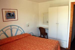 Tempat tidur dalam kamar di Residence Portolaconia Appartamenti