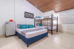 1 dormitorio con 2 literas en una habitación en Ayenda Hostal El Tocororo, en Bogotá