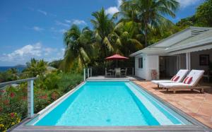 una piscina con patio y una villa en Alize D'Eden, en Saint Barthelemy