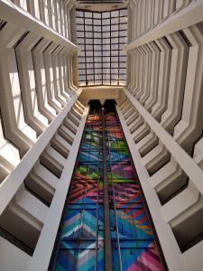 Art Hotel Transamerica Collection في بورتو أليغري: درج مع نافذة زجاجية ملطخة