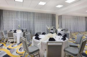 una sala de conferencias con mesas y sillas blancas en Best Western New Orleans East en Nueva Orleans