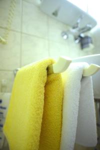 eine Gruppe Handtücher, die von einem Waschbecken im Bad hängen in der Unterkunft Hotel Marienhof Düsseldorf Neuss in Neuss