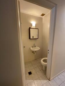 y baño con aseo, lavabo y espejo. en Alojamiento en San Rafael en San Rafael