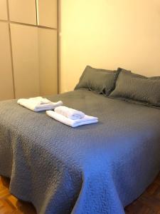 Una cama con dos toallas encima. en Alojamiento en San Rafael en San Rafael