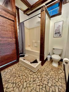 La salle de bains est pourvue de toilettes, d'une baignoire et d'une douche. dans l'établissement 5 Bedroom Estate near Casino and downtown, à Bristol