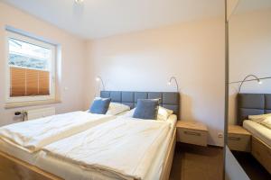 シャルボイツにあるSeeblick-Fis-007のベッドルーム(青い枕の大型ベッド1台付)