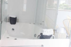 a bathroom with a bath tub with a glass window at Espectacular apartamento Duplex VIP 501 con jacuzzy in Sabaneta