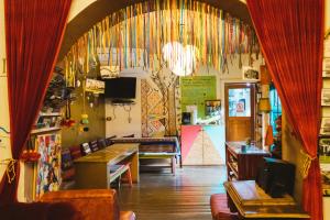 a living room with an archway in a room at Backpacker La Bo'M in Cusco
