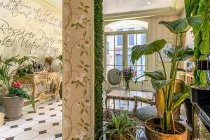 zwei Bilder eines Zimmers mit Pflanzen darin in der Unterkunft Hotel Romance Malesherbes by Patrick Hayat in Paris