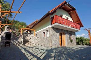 une maison avec un balcon au-dessus dans l'établissement Holiday home in Otocec Kranjska Krain 26062, à Otočec