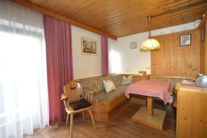 ein Wohnzimmer mit einem Sofa und einem Tisch in der Unterkunft Ferienwohnung Fischerhof in Leutasch